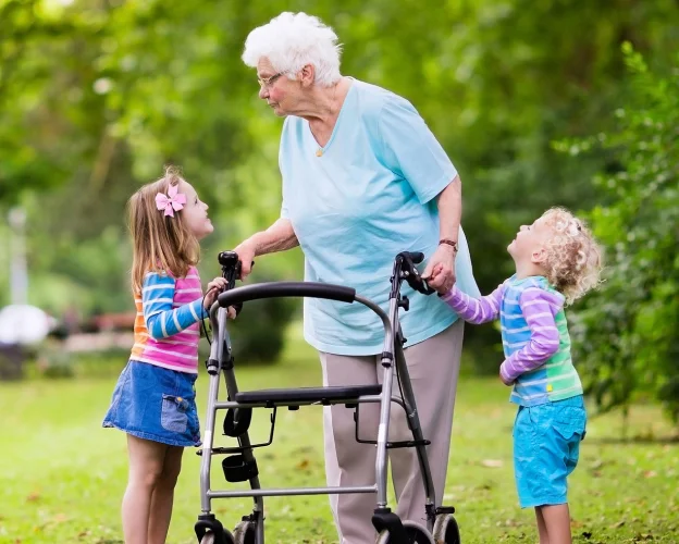 personne agées avec déambulaires et ses deux petites filles à Montluçon dans l'Allier 03
